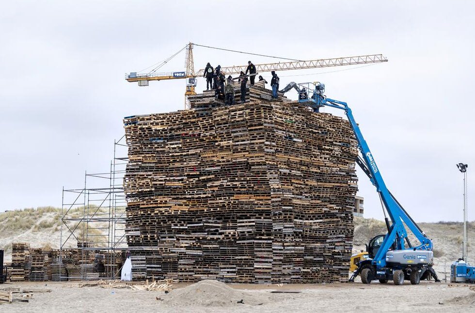 دیدنی های امروز؛ از دیدار ترامپ و نتانیاهو تا تصاویر برگزیده سال 2025 نصب سازه چوبی برای آتش زدن در شب سال نو میلادی