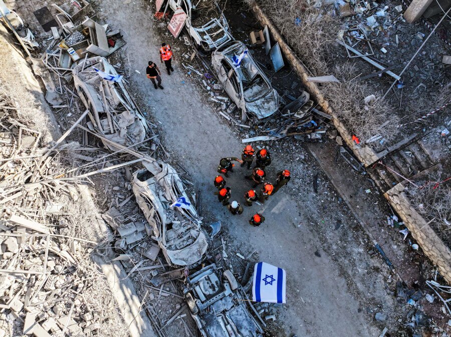 دیدنی های امروز؛ از دیدار ترامپ و نتانیاهو تا تصاویر برگزیده سال 2025 حمله موشکی ایران به محله رامات گان تل آویو