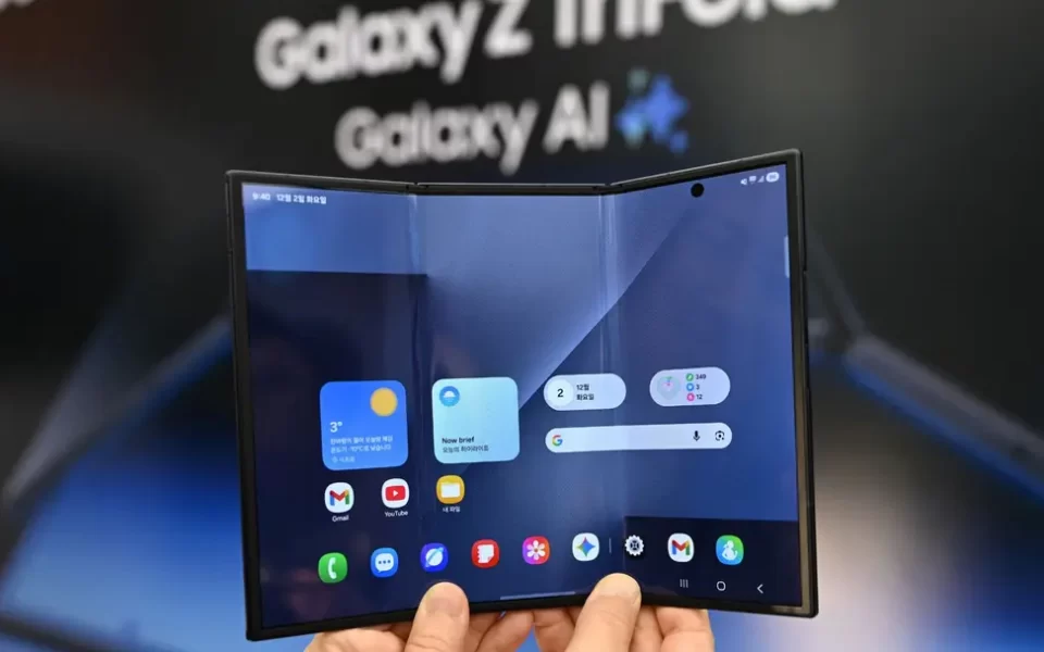 سامسونگ از گوشی سه گانه رونمایی کرد