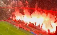 آتش‌بازی هواداران آژاکس، مسابقه را متوقف کرد
