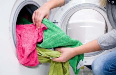 آیا باید لباس‌های نو را قبل از پوشیدن شست؟