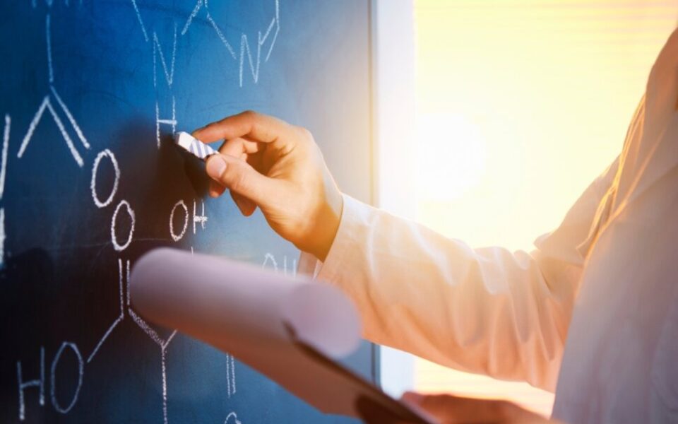 فرصتهای شغلی کمتر شناختهشده برای فارغالتحصیلان شیمی و مسیرهای ورود به آنها