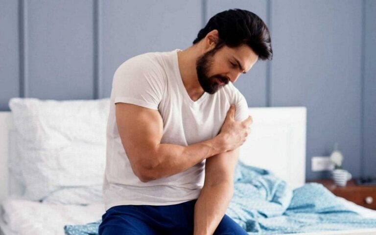 این وضعیت خواب می‌تواند به دست‌ها و شانه‌ها آسیب بزند؛ مراقب باشید!
