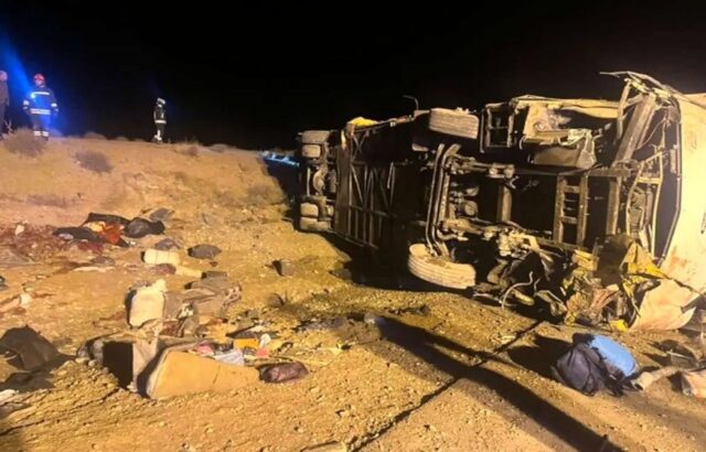 تصادف مرگبار اتوبوس در آزادراه نطنز/ برخورد با گاردریل و ورود به مسیر مقابل تصادف مرگبار اتوبوس در آزادراه نطنز