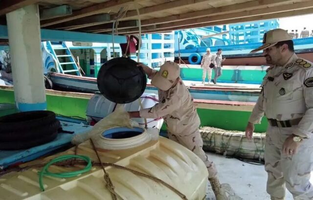 توقیف لنج حامل ۸۰ هزار لیتر سوخت قاچاق در کیش توقیف لنج حامل ۸۰ هزار لیتر سوخت قاچاق در کیش