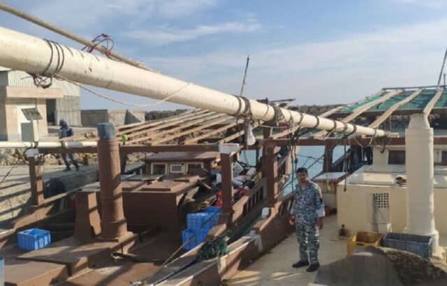 توقیف لنج عمانی و یک قایق ترال غیرمجاز در آب‌های جاسک