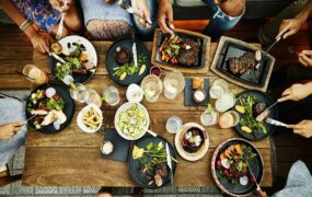 خطرات دیر شام خوردن که نمی‌دانستید/ چطور از وعده‌های شبانه سنگین پرهیز کنیم