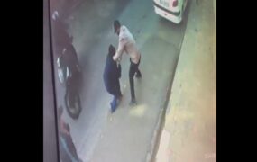 زورگیری خشن از زن جوان در مرکز تهران؛ پلیس در تعقیب دو سارق موتورسوار/ فیلم زورگیری خشن از زن جوان در مرکز تهران