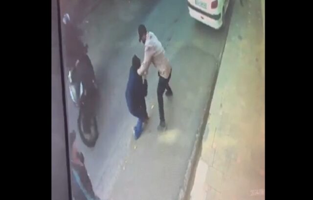 زورگیری خشن از زن جوان در مرکز تهران؛ پلیس در تعقیب دو سارق موتورسوار/ فیلم زورگیری خشن از زن جوان در مرکز تهران