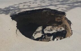 سقوط پراید در پی فرونشست زمین در بندرعباس/ فیلم سقوط پراید در پی فرونشست زمین در بندرعباس