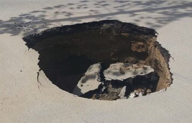 سقوط پراید در پی فرونشست زمین در بندرعباس