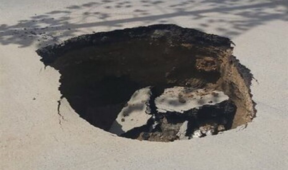 سقوط پراید در پی فرونشست زمین در بندرعباس