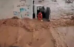 نجات نفس‌گیر راننده گرفتار در سیلاب کهنوج