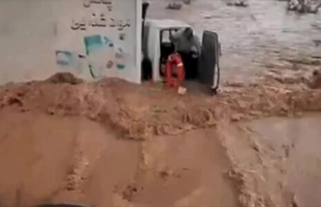 نجات نفس‌گیر راننده گرفتار در سیلاب کهنوج