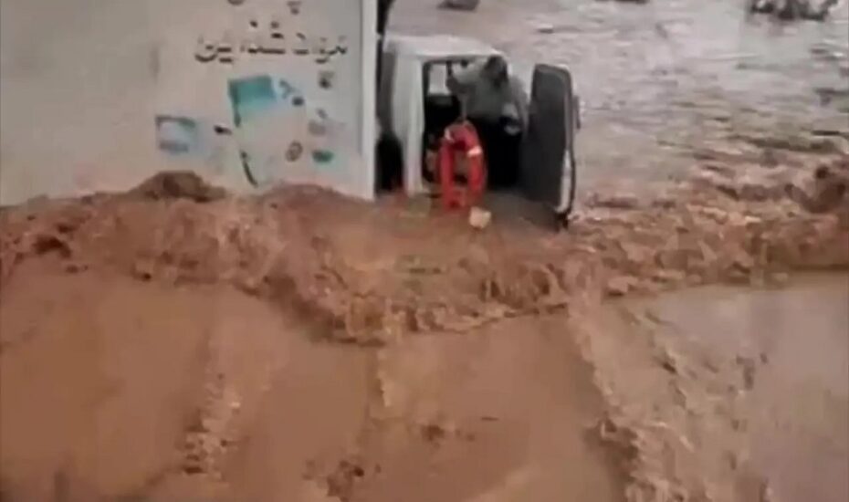 نجات نفس‌گیر راننده گرفتار در سیلاب کهنوج