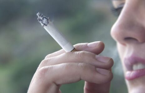 چرا ترک سیگار برای زنان دشوارتر است؟ پشت پرده تفاوت‌های هورمونی، روانی و فرهنگی