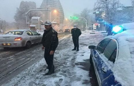 گزارش تازه پلیس راه از وضعیت جاده‌ها/ بارش برف و باران در محورهای ۶ استان