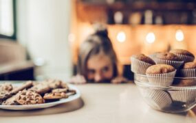 ۴ راهکار ساده برای کنترل میل شبانه به شیرینی