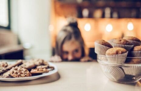 ۴ راهکار ساده برای کنترل میل شبانه به شیرینی