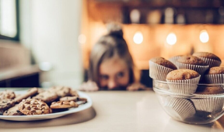 ۴ راهکار ساده برای کنترل میل شبانه به شیرینی