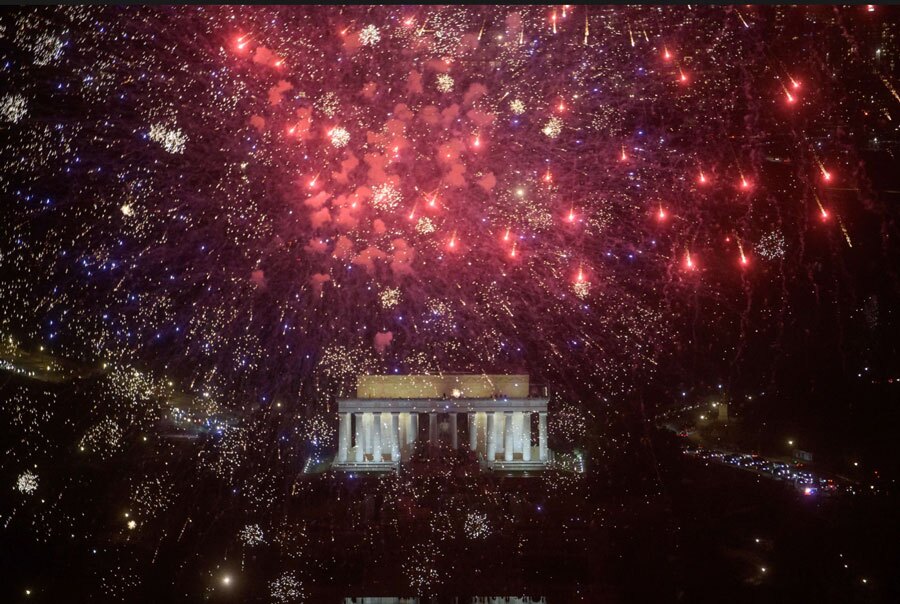 آتش‌بازی در بنای یادبود "لینکلن" در شهر واشنگتن دی سی آمریکا 