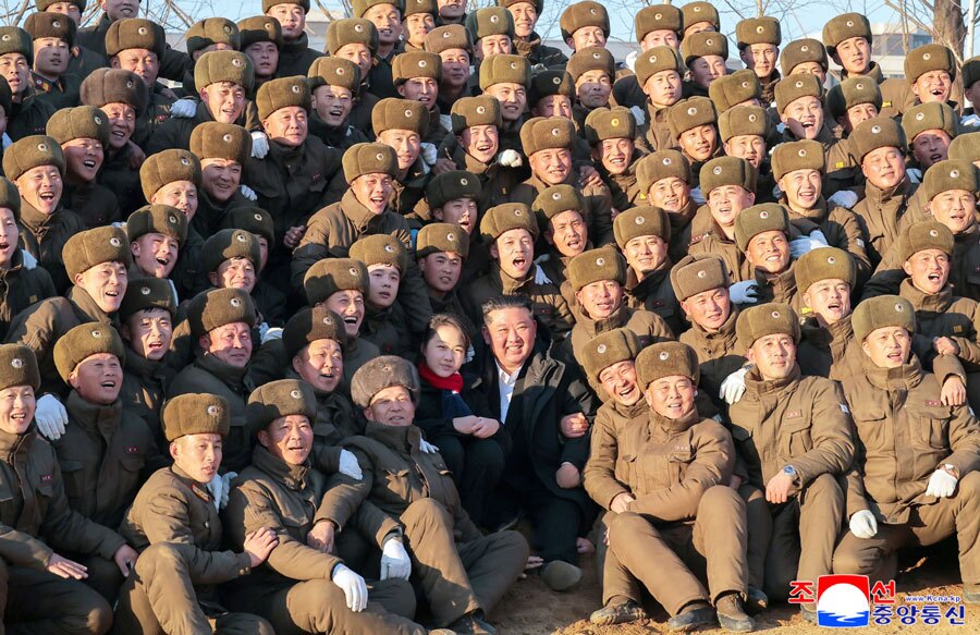 رهبر کره شمالی و دخترش در یک پایگاه نظامی