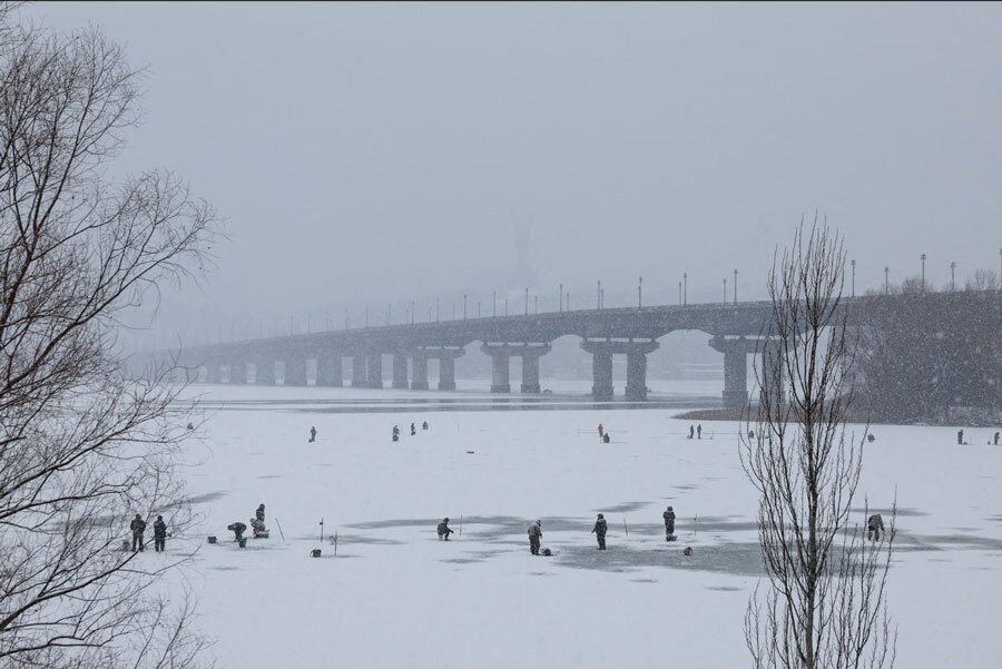 ماهیگیری از رودخانه یخزده "دنیپرو"