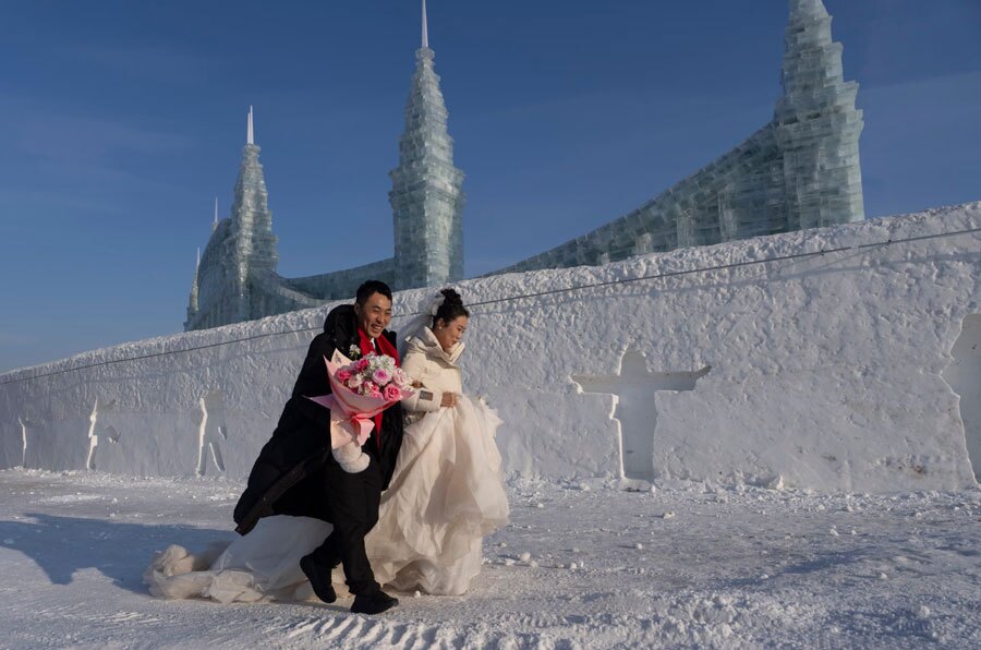 یک زوج چینی در حال عزیمت به مراسم عروسی