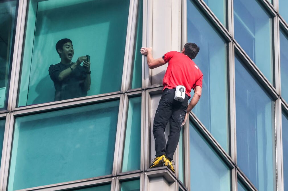 بالا رفتن صخره نورد آمریکایی از برج "تایپه ۱۰۱ " 