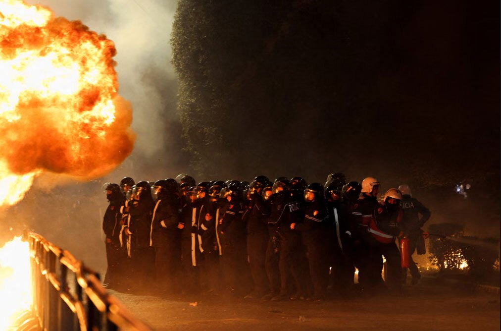 آتش زدن یک پمپ بنزین