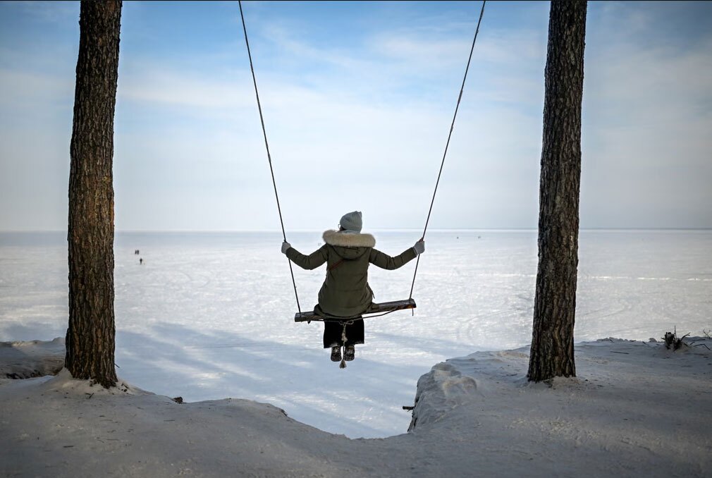 زنی در کنار مخزن یخ‌زده‌ی کی‌یف