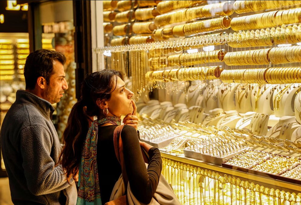 دیدنی های امروز؛ از بی برقی پایتخت کوبا تا سفر پادشاه مالزی به روسیه زوج ترکیه ای در مقابل مغازه طلا فروشی