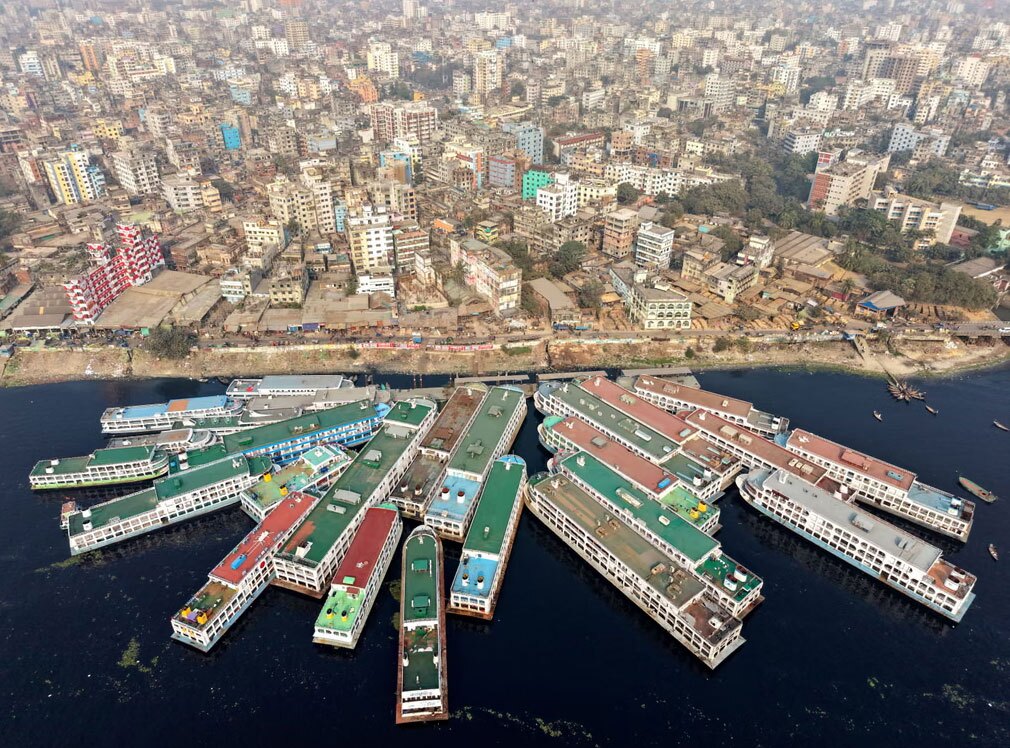 دیدنی های امروز؛ از بی برقی پایتخت کوبا تا سفر پادشاه مالزی به روسیه لنجهای مسافربری در رودخانه "بوریگانگا"