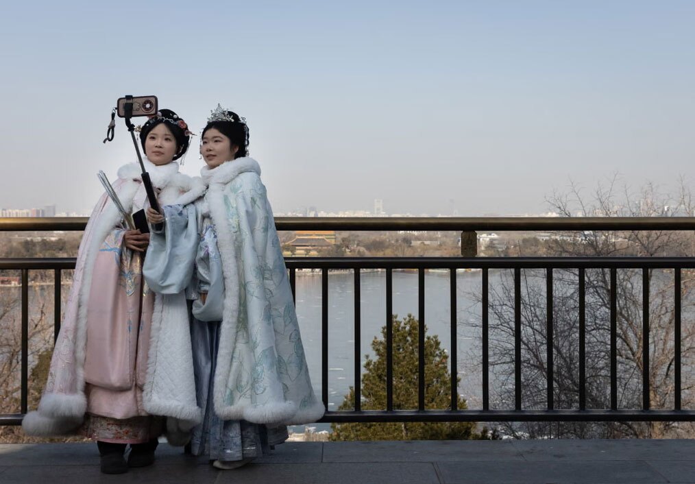 دیدنی های امروز؛ از بی برقی پایتخت کوبا تا سفر پادشاه مالزی به روسیه سلفی گرفتن با لباس های سنتی در پارکی در پکن