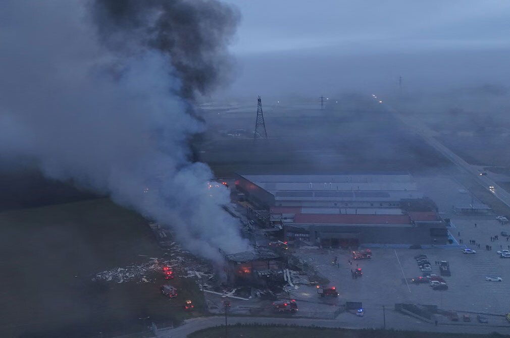 دیدنی های امروز؛ از بی برقی پایتخت کوبا تا سفر پادشاه مالزی به روسیه دود ناشی از آتشسوزی در یک کارخانه مواد غذایی