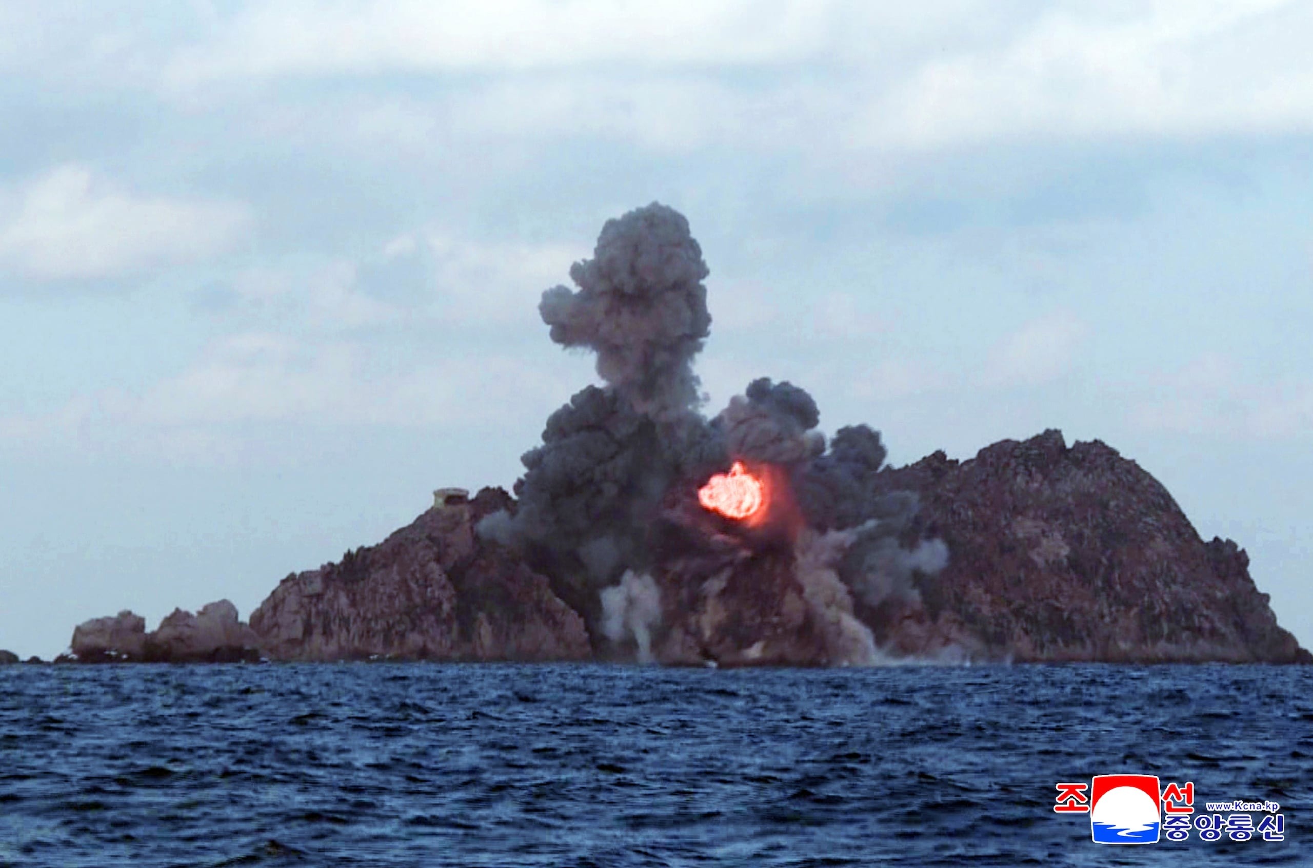 کیم جونگ اون و دخترش بر آزمایش موشکی