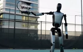 ربات انساننمای چینی در تمرین تنیس با انسان؛ ضربات بینقصی میزند ربات انساننمای چینی ضربات تنیس را بدون نقص انجام داد