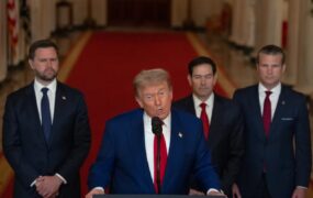 چه کسانی ترامپ را از حمله به ایران منصرف کردند؟ ترامپ