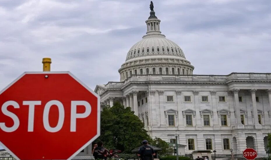 دولت آمریکا موقتا تعطیل شد