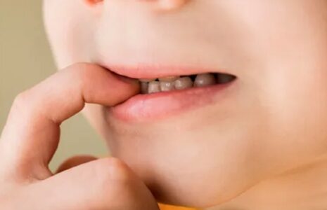 راز پنهان ناخن‌جویدن و اهمال‌کاری