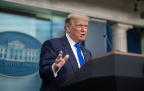 لحن تهدیدآمیز ترامپ علیه ایران: ناوگان بزرگ آمریکا نزدیک مرزهای ایران مستقر است/ فیلم رئیسجمهور آمریکا در سخنرانی خود در مجمع اقتصادی آیووا با لحنی تهدیدآمیز مدعی شد: در عملیات «چکش نیمهشب» توان هستهای ایران را از بین بردیم؛ کاری که به گفته او برخی کشورها بیش از ۲۲ سال در انتظار انجامش بودند. ترامپ همچنین ادعا کرد ایران تنها یک ماه با دستیابی به سلاح هستهای فاصله داشت و افزود ناوگانی عظیم از نیروهای آمریکایی در نزدیکی مرزهای ایران مستقر است و امیدوار است تهران مسیر توافق را انتخاب کند.