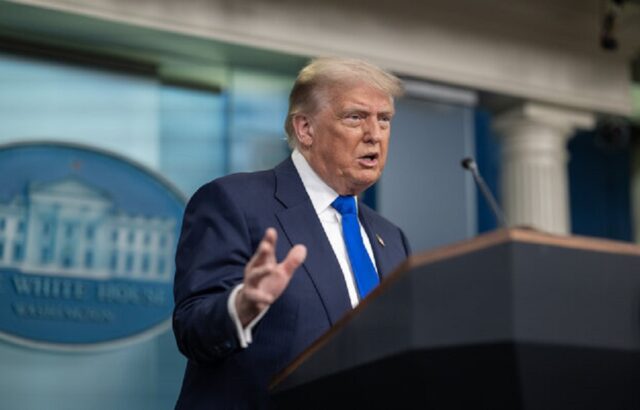 رئیس‌جمهور آمریکا در سخنرانی خود در مجمع اقتصادی آیووا با لحنی تهدیدآمیز مدعی شد: در عملیات «چکش نیمه‌شب» توان هسته‌ای ایران را از بین بردیم؛ کاری که به گفته او برخی کشورها بیش از ۲۲ سال در انتظار انجامش بودند. ترامپ همچنین ادعا کرد ایران تنها یک ماه با دستیابی به سلاح هسته‌ای فاصله داشت و افزود ناوگانی عظیم از نیروهای آمریکایی در نزدیکی مرزهای ایران مستقر است و امیدوار است تهران مسیر توافق را انتخاب کند.