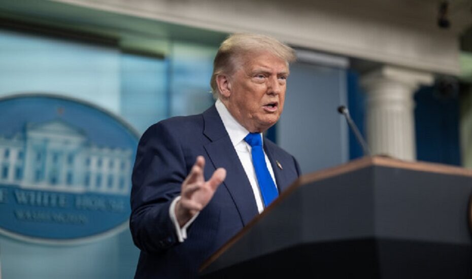 رئیس‌جمهور آمریکا در سخنرانی خود در مجمع اقتصادی آیووا با لحنی تهدیدآمیز مدعی شد: در عملیات «چکش نیمه‌شب» توان هسته‌ای ایران را از بین بردیم؛ کاری که به گفته او برخی کشورها بیش از ۲۲ سال در انتظار انجامش بودند. ترامپ همچنین ادعا کرد ایران تنها یک ماه با دستیابی به سلاح هسته‌ای فاصله داشت و افزود ناوگانی عظیم از نیروهای آمریکایی در نزدیکی مرزهای ایران مستقر است و امیدوار است تهران مسیر توافق را انتخاب کند.