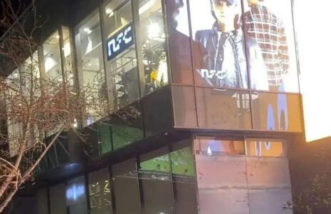 پلمب شعبه کافه ساعدی‌نیا با انسداد کامل درِ ورودی با صفحات فلزی