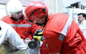 گیر کردن دست کارگر جوان در چرخ‌گوشت صنعتی