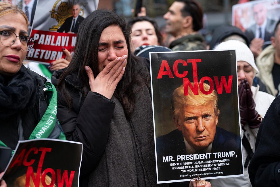 گردهمایی گروهی از فارسی زبانان سلطنت طلب در شهر لندن 