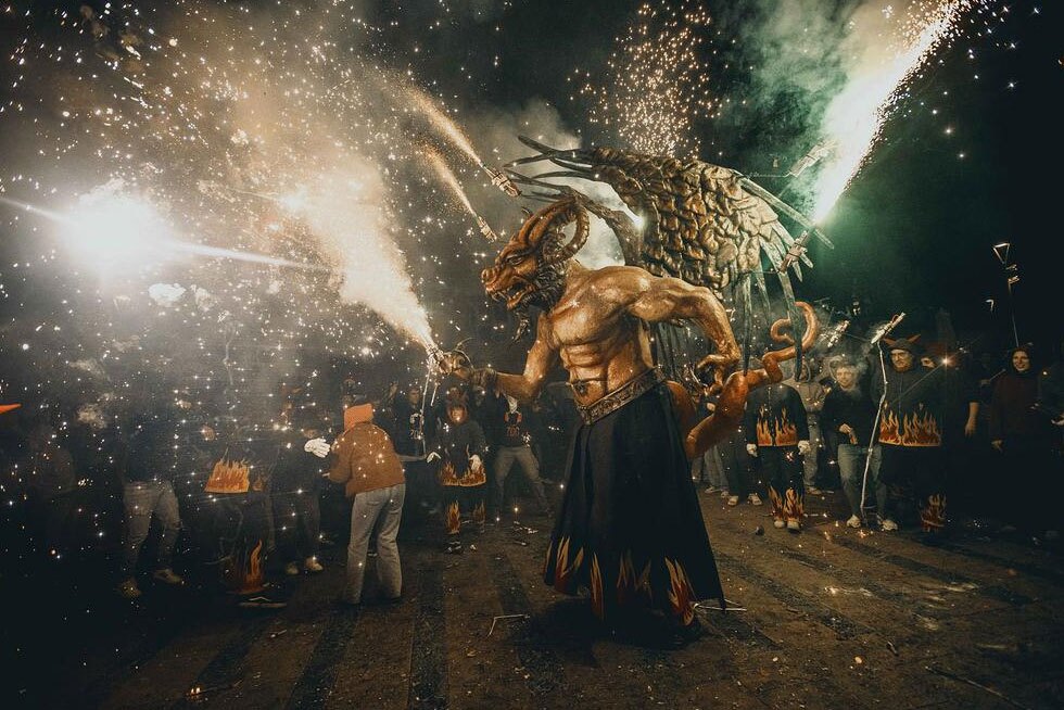 آتش‌بازی آیینی در محله گراسیای شهر بارسلونا 