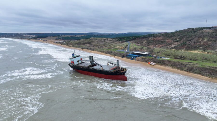 کشتی باری با پرچم کومور 