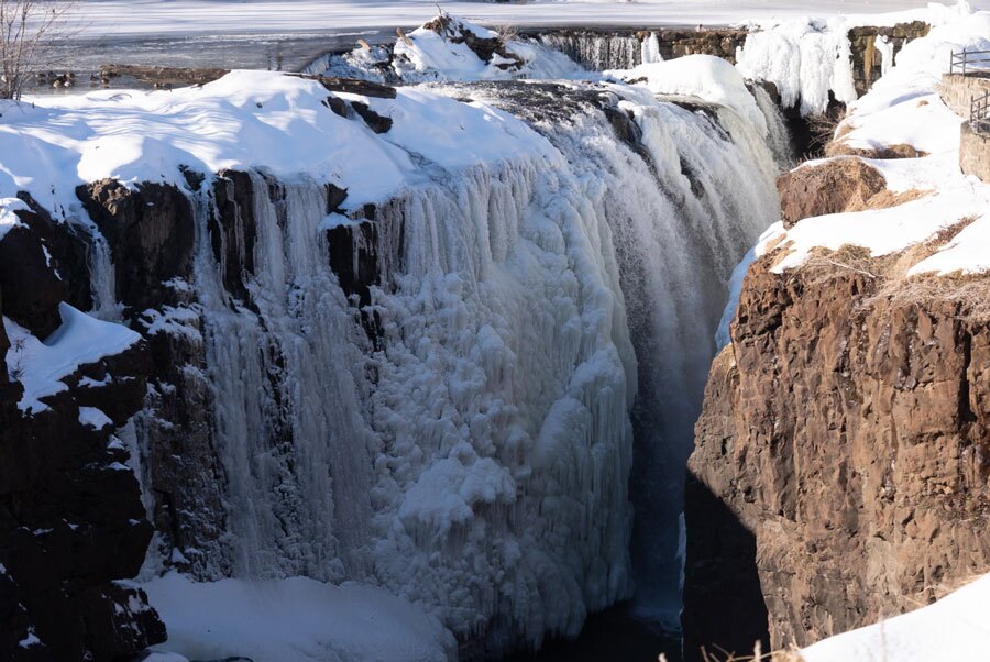 یخ زدن یک آبشار طبیعی در اثر برودت هوا 