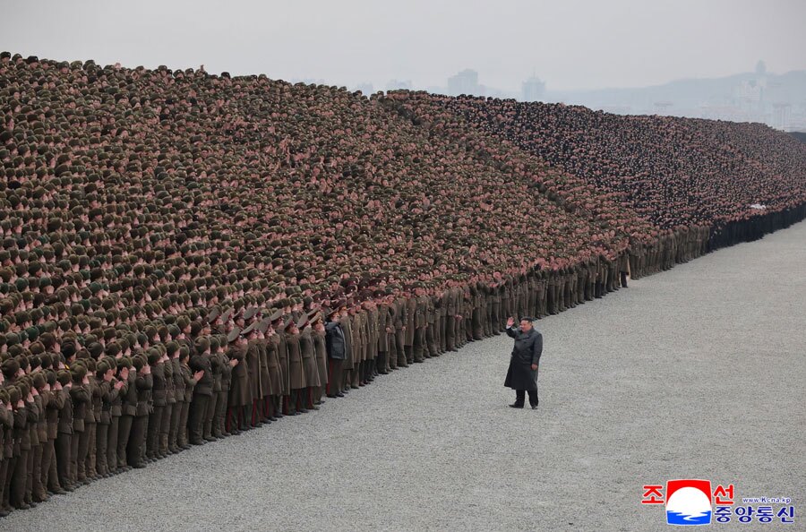 عکس یادگاری رهبر کره شمالی با سربازان